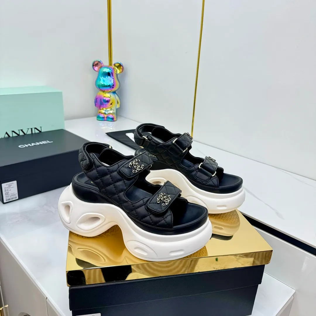 👟👟Ex-factory price 680👟👟 Top version... Chanel｜Chanel Xiaoxiang Velcro Beach Slippers Slippers Casual Beach Shoes 25ss Spring and Summer New Style! Beach shoes are a hit all over the internet! The latest model from the counter, I am still willing to buy it on my feet. It must be ranked among the most popular models. It is invincible in all seasons. Various bloggers and Internet celebrities can see the matching styles. Highly recommended. Pearlescent sheepskin upper, sheepskin lining, suede for feet. Original open-molded TPU outsole size: 35-40 (customized for 40 and 41). Full set of original packaging 👉 👉 👉 👉 👉